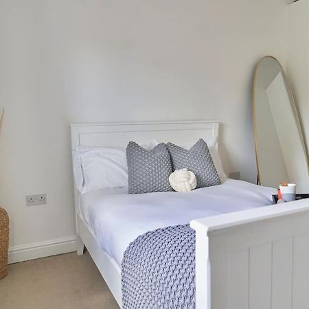 Stunning Luxury 2 Bed Apartment With En-Suite In Wokingham City Centre Buitenkant foto
