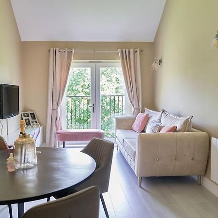 Stunning Luxury 2 Bed Apartment With En-Suite In Wokingham City Centre Buitenkant foto