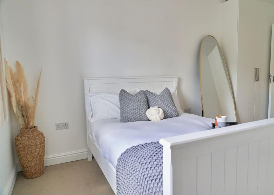 Stunning Luxury 2 Bed Apartment With En-Suite In Wokingham City Centre Buitenkant foto