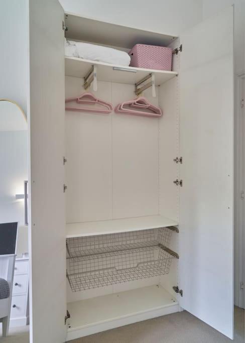 Stunning Luxury 2 Bed Apartment With En-Suite In Wokingham City Centre Buitenkant foto