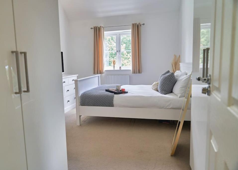 Stunning Luxury 2 Bed Apartment With En-Suite In Wokingham City Centre Buitenkant foto