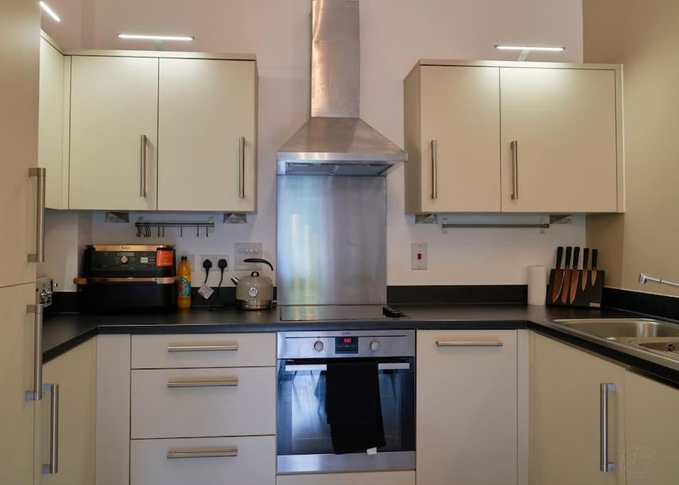 Stunning Luxury 2 Bed Apartment With En-Suite In Wokingham City Centre Buitenkant foto