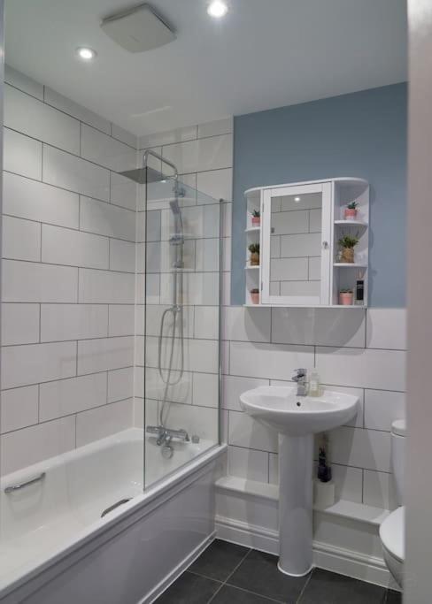 Stunning Luxury 2 Bed Apartment With En-Suite In Wokingham City Centre Buitenkant foto