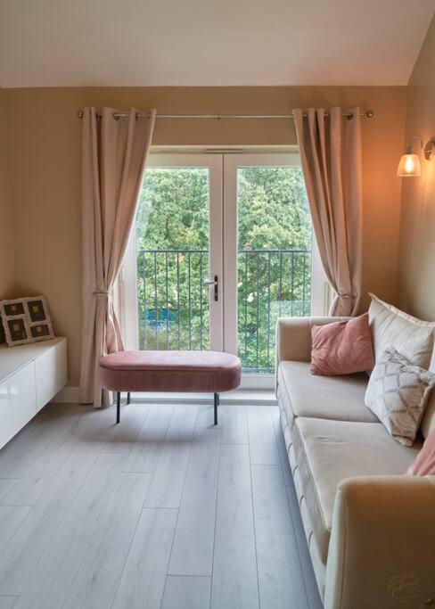 Stunning Luxury 2 Bed Apartment With En-Suite In Wokingham City Centre Buitenkant foto