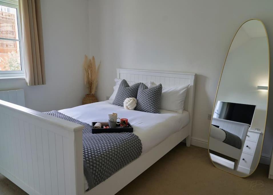 Stunning Luxury 2 Bed Apartment With En-Suite In Wokingham City Centre Buitenkant foto