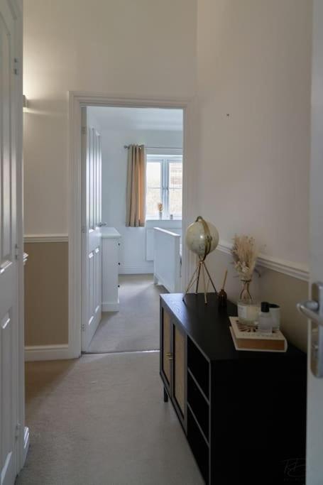 Stunning Luxury 2 Bed Apartment With En-Suite In Wokingham City Centre Buitenkant foto