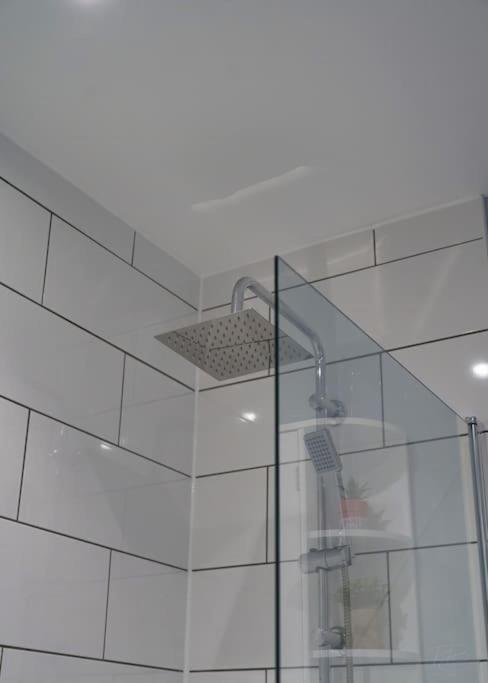 Stunning Luxury 2 Bed Apartment With En-Suite In Wokingham City Centre Buitenkant foto