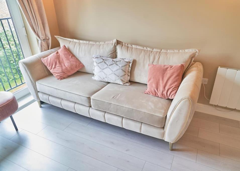Stunning Luxury 2 Bed Apartment With En-Suite In Wokingham City Centre Buitenkant foto