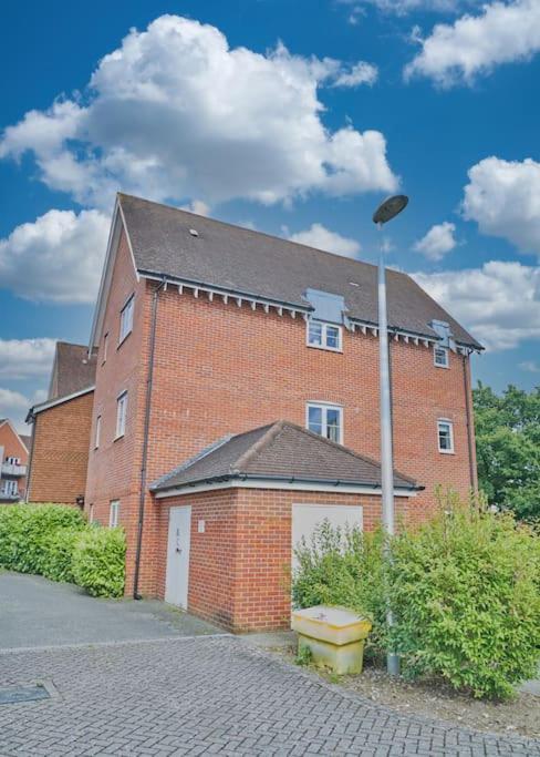 Stunning Luxury 2 Bed Apartment With En-Suite In Wokingham City Centre Buitenkant foto