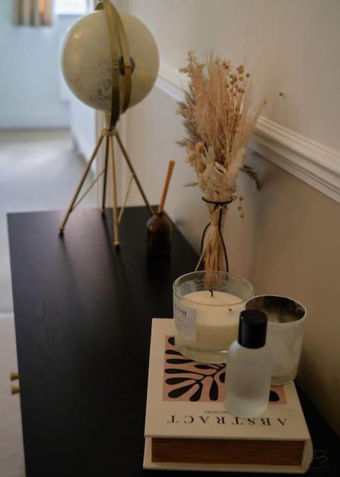 Stunning Luxury 2 Bed Apartment With En-Suite In Wokingham City Centre Buitenkant foto