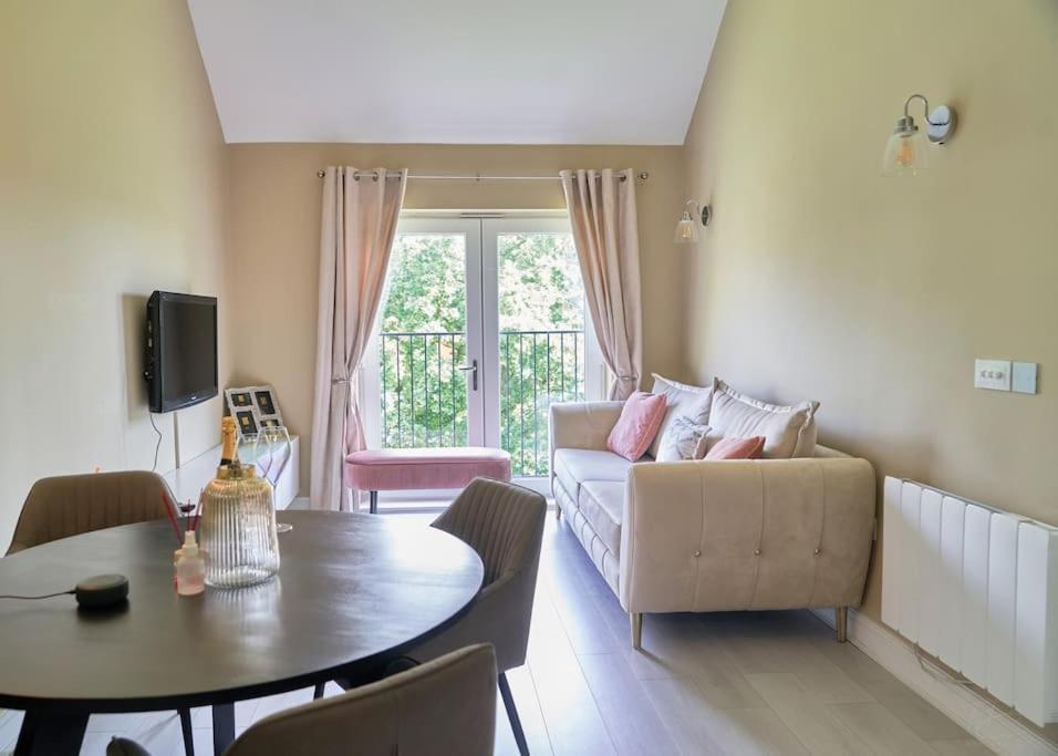 Stunning Luxury 2 Bed Apartment With En-Suite In Wokingham City Centre Buitenkant foto